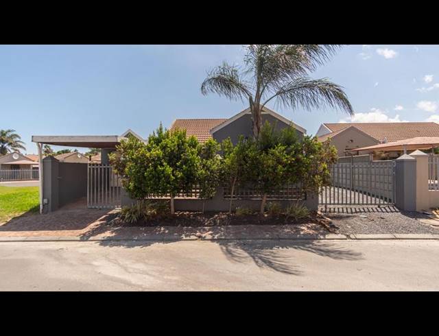 3 BEDROOM TOWNHOUSE FOR SALE IN VREDEKLOOF EAST